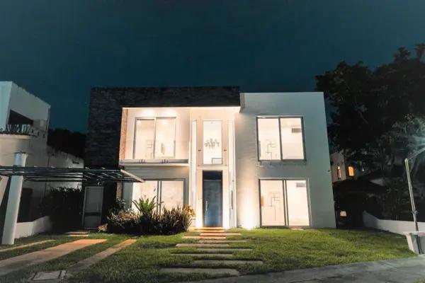 Casa en Venta, 5 Recámaras, AMUEBLADA, Estudio, Sala TV, Playacar, Playa del Carmen