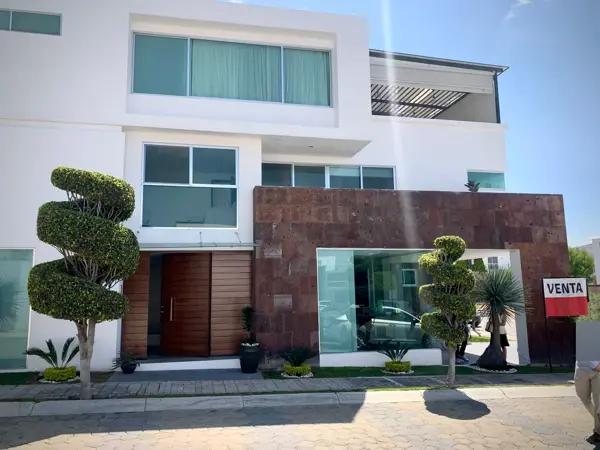 CASA DE 4 RECAMARAS CON VESTIDOR Y BAÑO, ROOF GARDEN Y SOTANO  EN LOMAS DE ANGELOPOLIS III, PQ. MICH