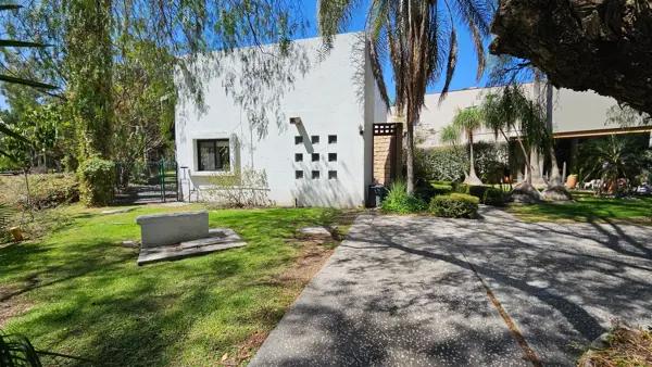 CASA EN VENTA EN BALVANERA COLINDANTE AL CAMPO DE GOLF POLO COUNTRY CLUB