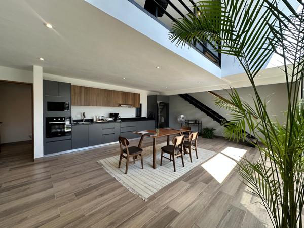 Casa Vertical Moderna en Venta en Residencial Santa Bárbara
