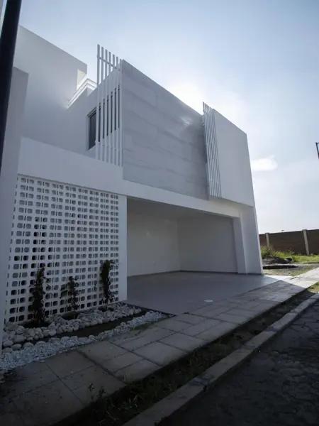 BONITA CASA CERCA DE LA UDLA Y DE LA UVM