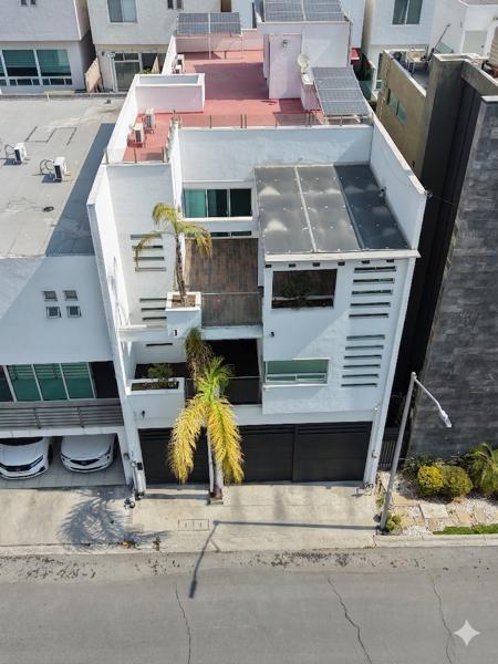 Casa en venta en Los Soles, Valle Oriente, San Pedro Garza García - Amplia y bien ubicada Casa en venta en Los Soles, Valle Oriente, San Pedro Garza García - Amplia y bien ubicada