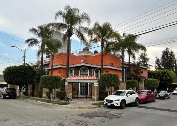 RESIDENCIA DE LUJO EN VENTA- JARDINES DE GUADALUPE