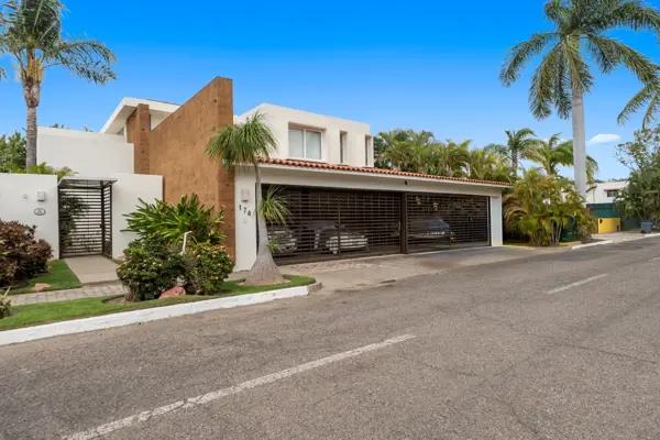 Hermosa casa en venta frente al Canal Náutico en Nuevo Vallarta