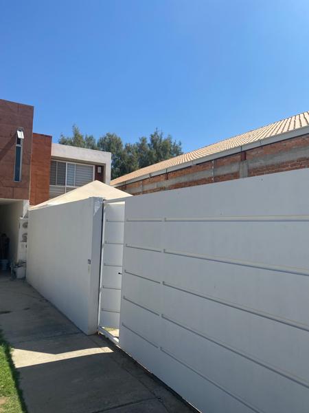 Casa en venta con recámara en planta baja y con terreno excedente