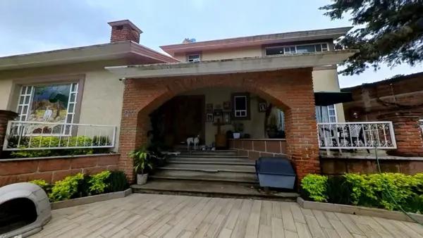 Hermosa y amplia residencia con bellos espacios verdes