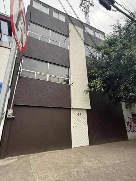 Sobre Calzada del Hueso, Edificio en renta.