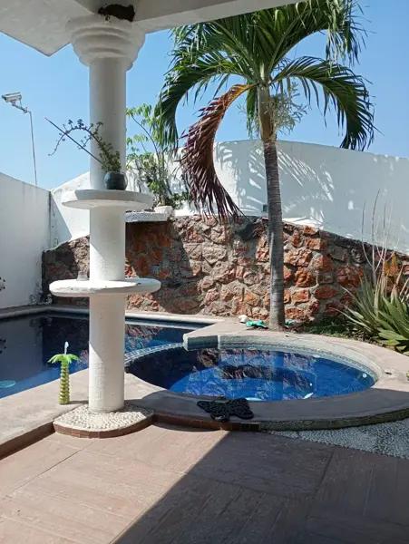 PRECIOSA CASA AMUEBLADA CON ALBERCA Y JACUZZI