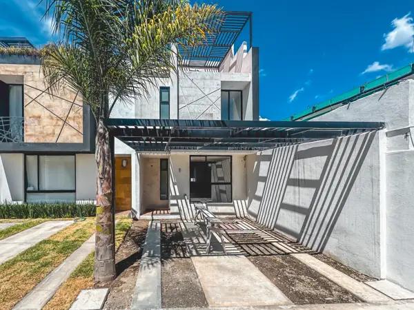 CASA EN VENTA  CON 3 RECÁMARAS Y ROOF GARDEN EN CUAUTLANCINGO.