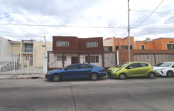 Casa en Venta a media cuadra de la avenida principal Paseo de Tejeda y a una cuadra del Parque!