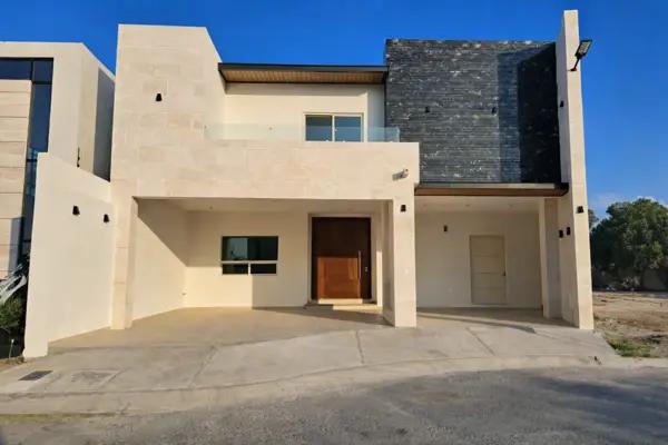 Vive en grande: residencia nueva con recámara en planta baja y área social abierta