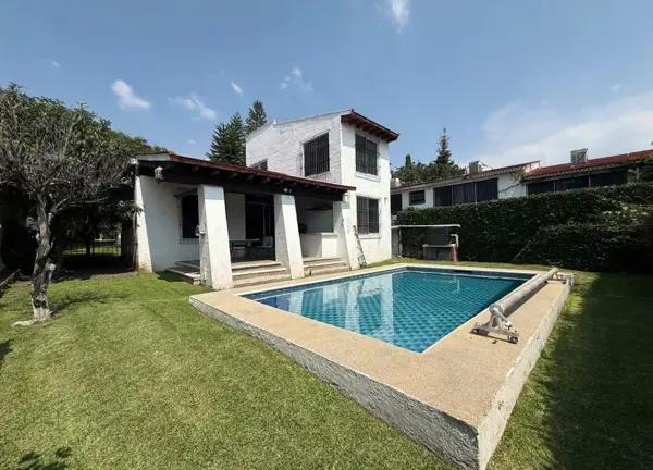 Casa en venta en Lomas de Cocoyoc con alberca privada