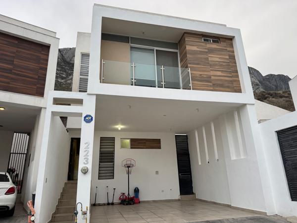 Casa en Venta en Privada Montejo, Santa Catarina