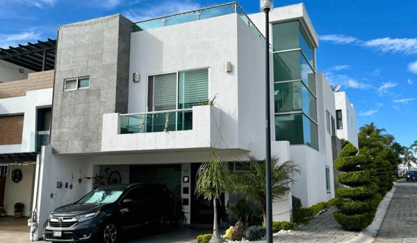 Venta de casa en esquina en Lomas de Angelopolis, Puebla