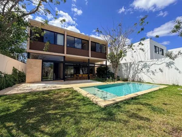 CASA EN VENTA EN MERIDA, TEMOZON NORTE, 3 HABITACIONES CON PANELES SOLARES