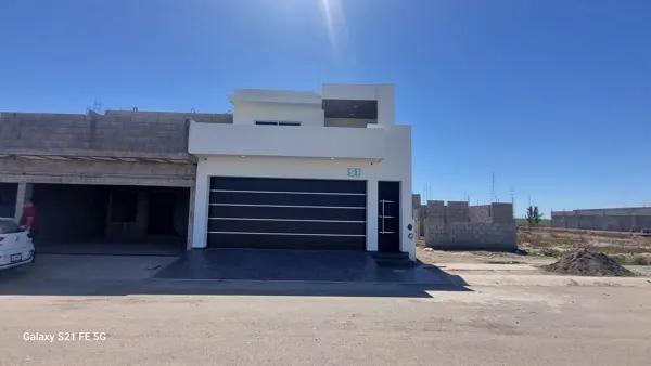 Casa en venta en Navolato con recámara en planta baja en Fraccionamiento cerrado