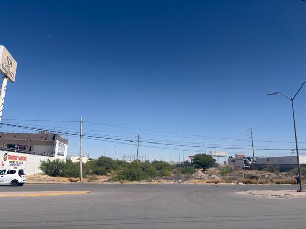 Terreno comercial Av. universidad, Frente a bodega Aurrera