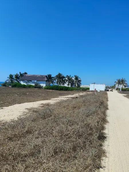 Terreno residencial en venta frente a la playa en Bajos de Chila, Oaxaca