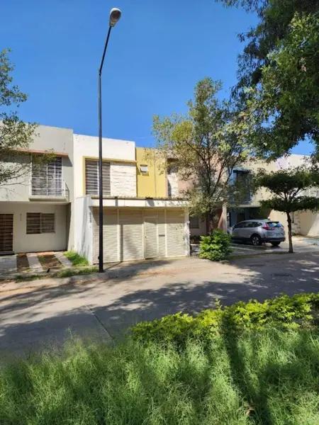 Casa en Venta en San Pedro Tlaquepaque, Jalisco - Con Accesibilidad y Amenidades