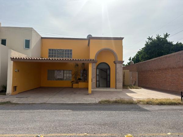 CASA CON ALBERCA EN VENTA.  EN LAS QUINTAS
