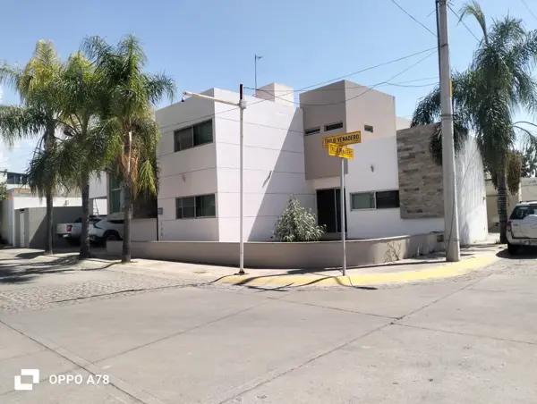 Casa en Venta en Reserva San Cristóbal, Jesús María: Espacios Amplios y Doble Altura