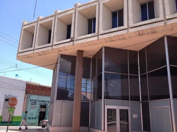 EDIFICIO COMERCIAL CON ESTACIONAMIENTO EN EL CENTRO DE SALTILLO