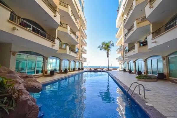 Condominio de 2 recámaras frente al mar.