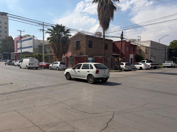 Renta oficina en el Centro de Torreón: 9 despachos y 7 estacionamientos