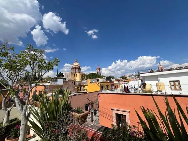 VENDO CASA CENTRICA CON VISTA ESPECTACULAR EN SAN MIGUEL DE ALLENDE, GUANAJUATO