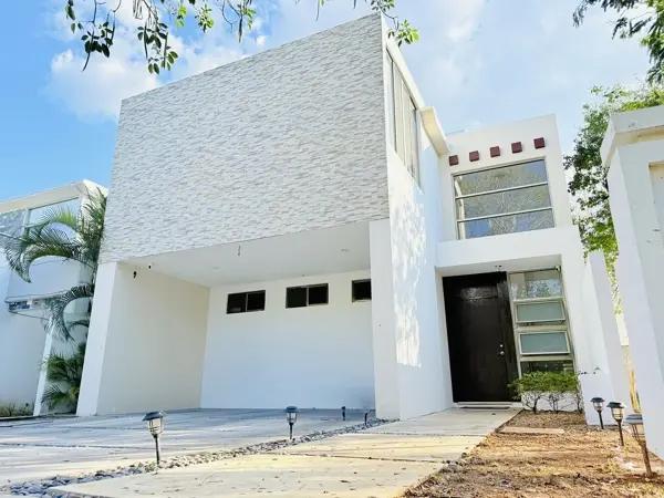 CASA EN VENTA EN PRIVADA PARQUE CENTRAL, NORTE DE MÉRIDA CASA EN VENTA EN PRIVADA PARQUE CENTRAL, NORTE DE MÉRIDA