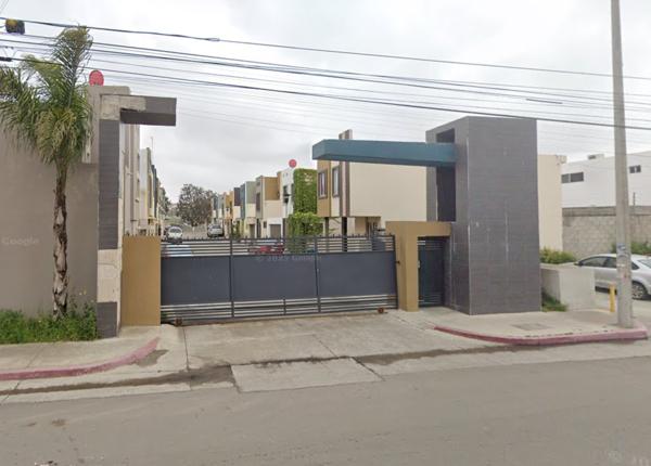 Casa en Privada con Excelente Ubicación en El Rubí | 188 m² de Terreno | Acepta Créditos