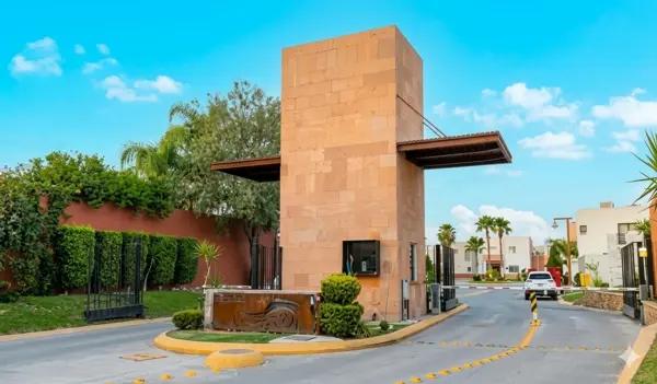 Casa en Venta en  Cda. C. Country club con cuarto de servicio y casa club en Viñedos.