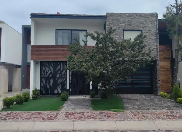 Hermosa Residencia con alberca en venta en la Campiña del Bosque