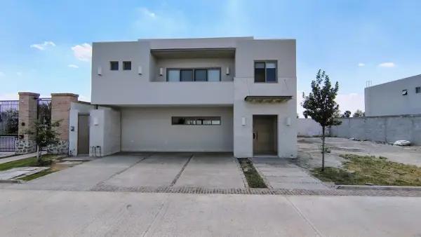 Casa nueva, frente a área verde en La Cava
