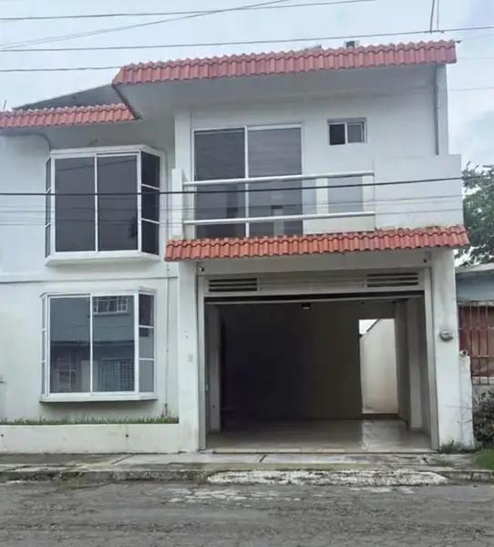 VENDO CASA EN ZONA NORTE CERCA DEL CENTRO, A SOLO 7 MIN DEL CENTRO DE VERACRUZ, RECINTO PORTUARIO Y