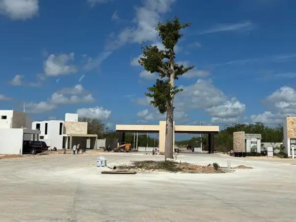 CASA EN VENTA EN MERIDA, PRIVADA EN ZONA CONKAL CON CASA CLUB