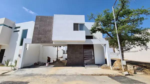 CASA EN VENTA CUMBRES DE SANTIAGO ZONA CARRETERA NACIONAL SANTIAGO