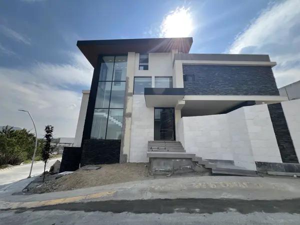 VENTA DE CASA EN SIERRA ALTA ZONA CARRETERA NACIONAL MONTERREY