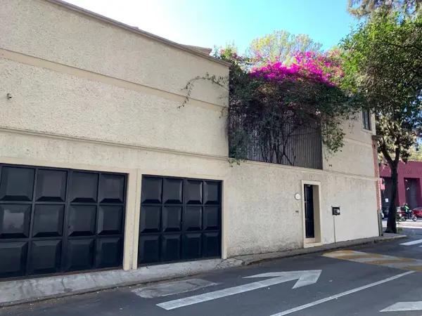 Casa en Venta en Del Carmen Coyoacán con 5 Recámaras y Uso de Suelo Comercial