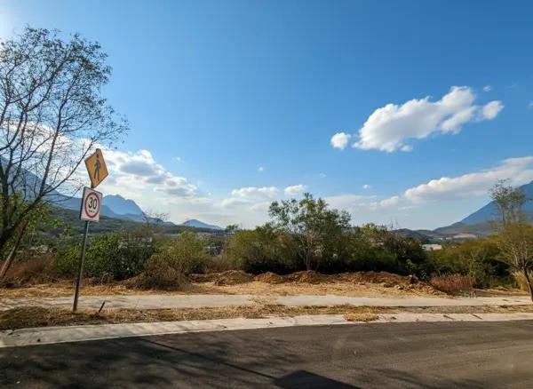 TERRENO DESCENDENTE EN VENTA SIERRA ALTA ZONA CARRETERA NACIONAL MONTERREY
