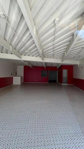 RENTA DE LOCAL  DE 130 METROS  EN  PLAZA SANTA MONICA PLANTA ALTA