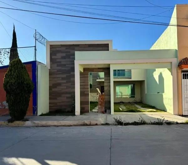 Hermosa casa en venta con excedente de terreno