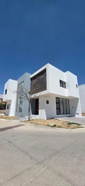 Casa en esquina en coto SIVEC