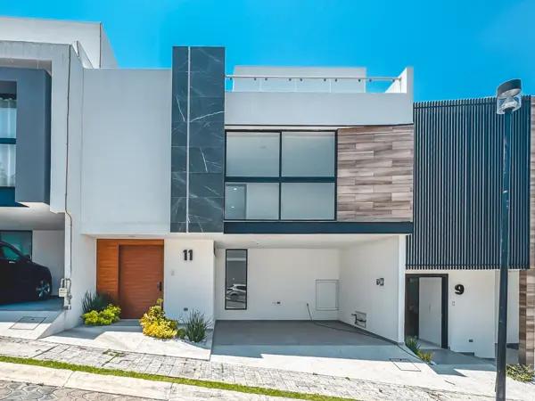 CASA EN VENTA LOMAS DE ANGELÓPOLIS: SALA DOBLE ALTURA Y ROOF GARDEN