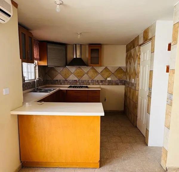 Casa en venta de 2 Niveles en esquina con  excedente  en el Fracc. Priv. Misión Anáhuac,  Escobedo