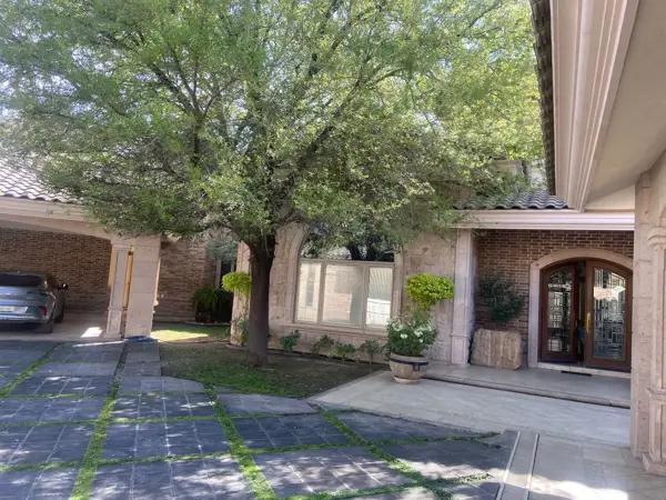 Casa en Venta en Torreón Jardín, Torreón: Espaciosa, con Jardín y Alberca