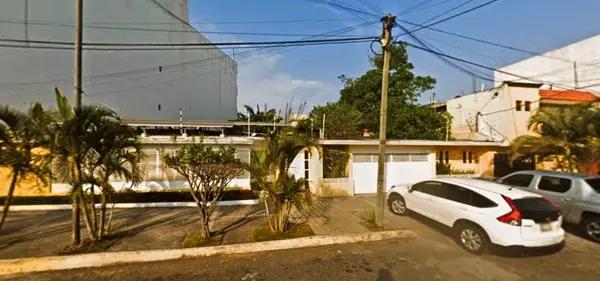 VENDO CASA A UNA CUADRA DEL MAR, CERCA DE HSBC DE SIMON BOLIVAR