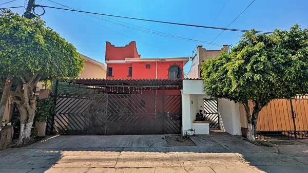 CASA SOLA CON ALBERCA "LAS FINCAS " ZONA ESMERALDA, JIUTEPEC MOR.