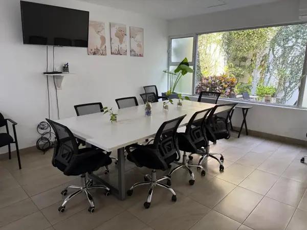 Sala de juntas equipada con capacidad para 8 usuarios, pantalla, A/A y servicio de cafe