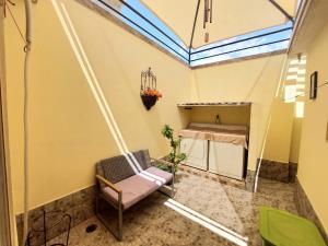 “CASA  DE UN PISO, IDEAL PARA PERSONAS ADULTAS, RECIÉN REMODELADA, LISTA PARA HABITARLA”